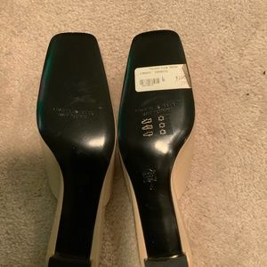 Charles jourdan, size 6 tan flats